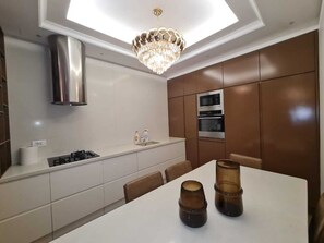 Microonde, forno, piano cottura, lavastoviglie
