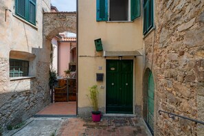 Exterior detail - Holiday Home 'Casa Di Luciana' with Balcony and Wi-Fi (Castelnuovo Magra)
