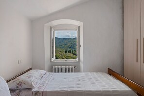 3 bedrooms, WiFi - Holiday Home 'Casa Di Luciana' with Balcony and Wi-Fi (Castelnuovo Magra)