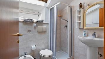 Ducha, secador de pelo y toallas