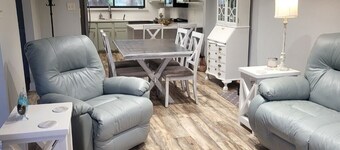 Little slice of heaven 2-bedroom condo in superb Georgetown with deck on lake