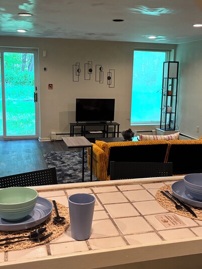 Cozy ground floor suite ideal for a relaxing stay. Enjoy peace and tranquility.