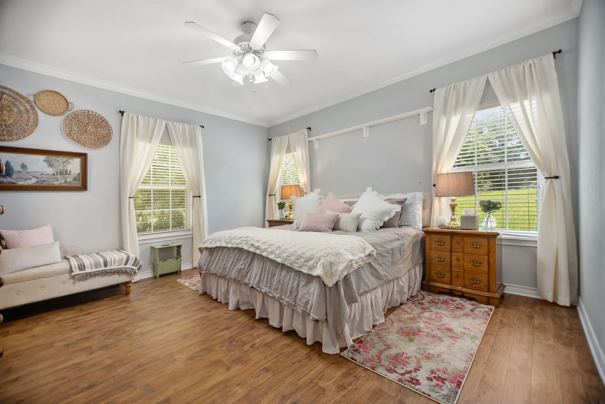 3 habitaciones, tabla de planchar con plancha, wifi y ropa de cama 