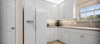 New to the Market! 3 / 2 BRIGHT and CLEAN Home with All the Amenities