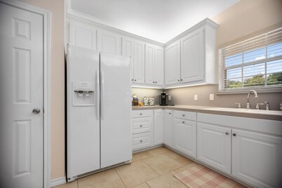 New to the Market! 3 / 2 BRIGHT and CLEAN Home with All the Amenities