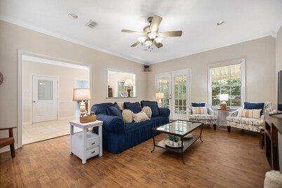 New to the Market! 3 / 2 BRIGHT and CLEAN Home with All the Amenities