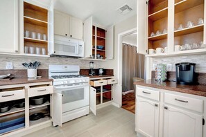 Frigorifero, microonde, forno, piano cottura