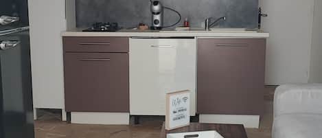 Réfrigérateur, micro-ondes, plaque de cuisson, cafetière/bouilloire