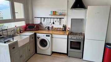 Een koelkast, een microgolfoven, een oven