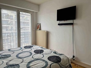 1 bedroom, iron/ironing board, WiFi, bed sheets - Elegant 2-room with balcony & Eiffel Tower view (Malakoff)