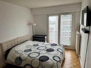 1 bedroom, iron/ironing board, WiFi, bed sheets - Elegant 2-room with balcony & Eiffel Tower view (Malakoff)