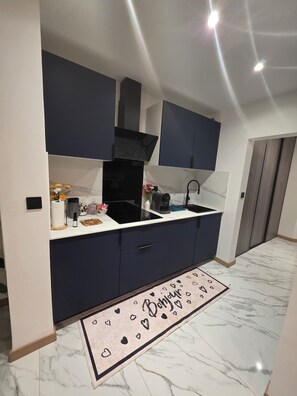Mikrovågsugn, ugn, spishäll och diskmaskin