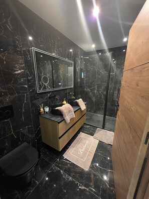 Dusche, Haartrockner, Handtücher, Seife