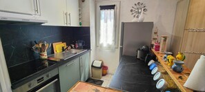 Fridge, oven, dishwasher, coffee/tea maker