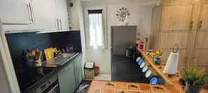 Kylskåp, ugn, diskmaskin och kaffe- och tebryggare