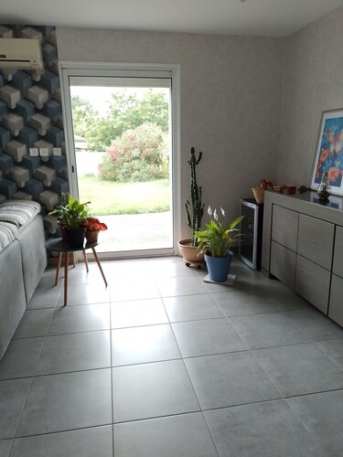 Maison de plain pieds.jardin clôturé, piscine sécurisée,endroit très calme