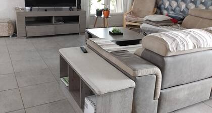 Maison de plain pieds.jardin clÎturé, piscine sécurisée,endroit trÚs calme