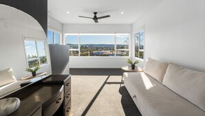 Smart TV - Sunsets, space and family fun- mountain views, trampoline and child`s play area, fully fenced (Taupō)
