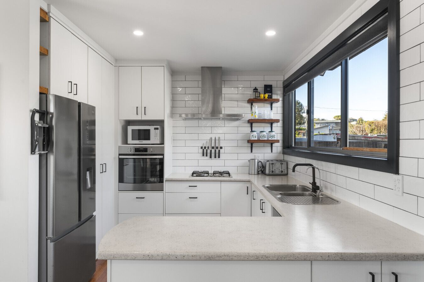 Refrigerador, microondas, horno y parrilla de estufa 