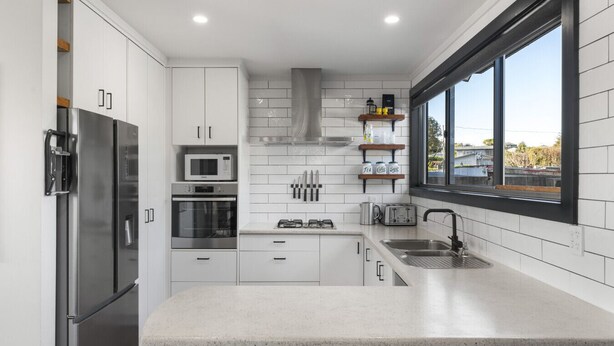 Fridge, microwave, oven, stovetop - Sunsets, space and family fun- mountain views, trampoline and child`s play area, fully fenced (Taupō)