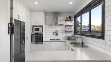 Geladeira, micro-ondas, fogão, cooktop