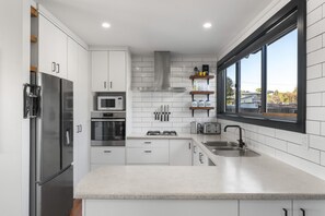 Een koelkast, een microgolfoven, een oven, een kookplaat