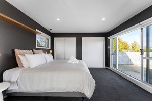 4 室のベッドルーム、デスク、WiFi (無料)、ベッドシーツ