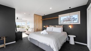 4 bedrooms, desk, WiFi (free), bed sheets - Sunsets, space and family fun- mountain views, trampoline and child`s play area, fully fenced (Taupō)