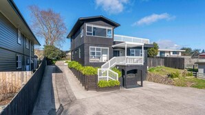 Exterior - Sunsets, space and family fun- mountain views, trampoline and child`s play area, fully fenced (Taupō)