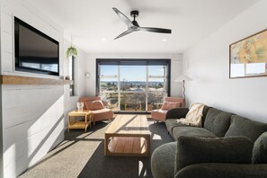 Smart TV - Sunsets, space and family fun- mountain views, trampoline and child`s play area, fully fenced (Taupō)