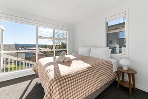 4 bedrooms, desk, free WiFi, bed sheets