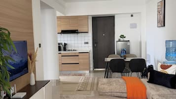 Smart TV, mesa de ping pong, libros