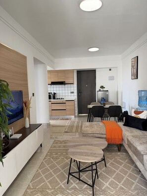 Älytelevisio, pöytätennispöytä, kirjoja