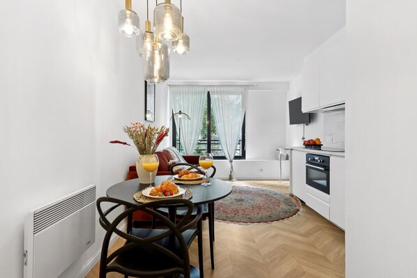 City Apartment, 1 Double Bed with Sofa bed, Non Smoking | In-room dining