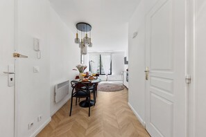 City Apartment, 1 Double Bed with Sofa bed, Non Smoking | In-room dining