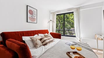 Apartemen Kota, 1 Tempat Tidur Double dengan tempat tidur Sofa, Bebas Asap Rokok | Area keluarga | Smart TV 40-inci dengan saluran TV satelit