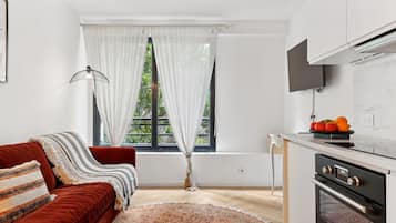 Apartamento urbano, 1 cama de casal e sofá-cama, para não fumantes | Área de estar | Smart TV 40 polegadas com canais via satélite