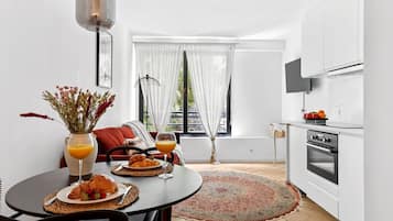 Apartamento urbano, 1 cama de casal e sofá-cama, para não fumantes | Opções para refeição no quarto