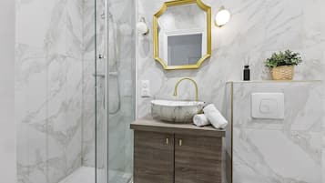 Apartamento urbano, 1 cama de casal e sofá-cama, para não fumantes | Banheiro