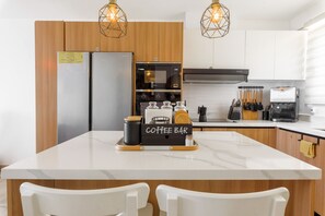 Kühlschrank, Mikrowelle, Ofen, Geschirrspüler