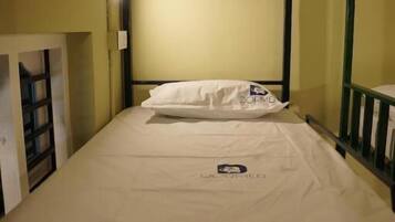 ملاءات للفراش لا تسبب الحساسية وأسرّة بإسفنج يتكيف مع شكل الجسم ومكتب