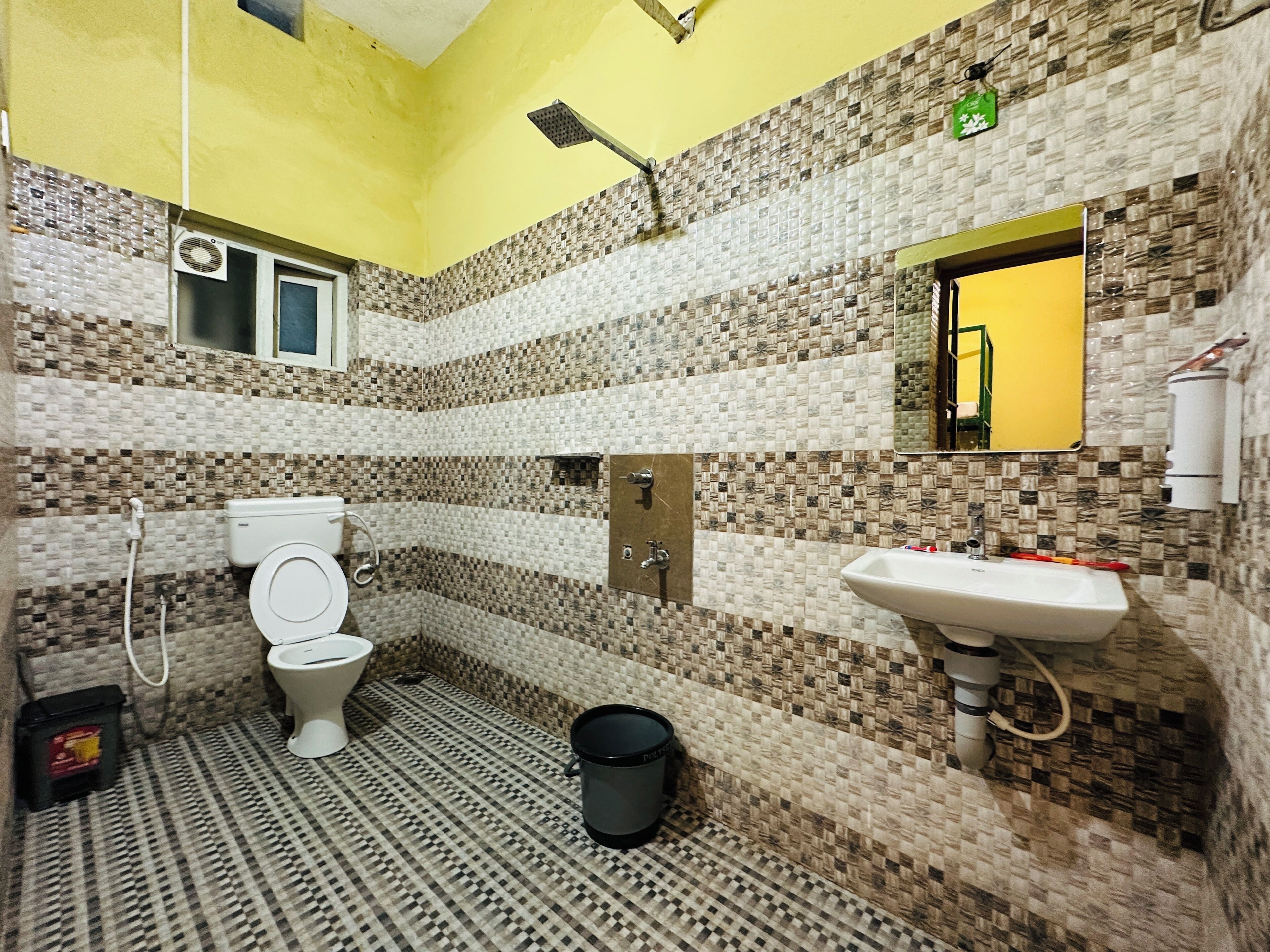 Delad sovsal - Deluxe | Badrum | Dusch, regndusch, handdukar och tvål