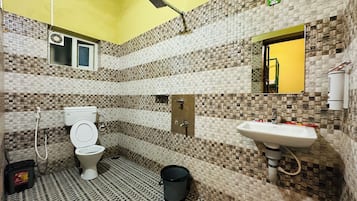 Delad sovsal - Deluxe | Badrum | Dusch, regndusch, handdukar och tvål