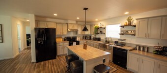 The Green House - 3 King beds, 2 Bathrooms in Yuma AZ