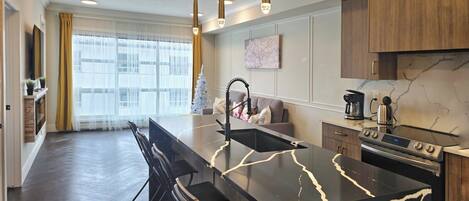 Een koelkast, een magnetron, een oven, een kookplaat