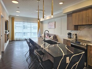 Kjøleskap, mikrobølgeovn, ovn og kokeplater