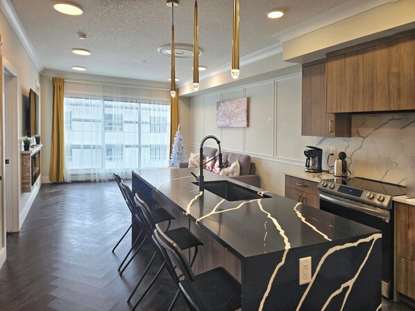 Refrigerador, microondas, horno y parrilla de estufa 