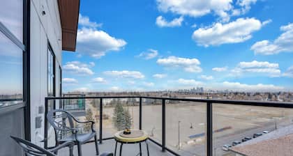 Family Stylish 2BR Condo w/City View, DT, Balcony, F/Parking & In-Suite Laundry!