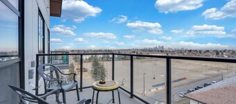 Family Stylish 2BR Condo w/City View, DT, Balcony, F/Parking & In-Suite Laundry!