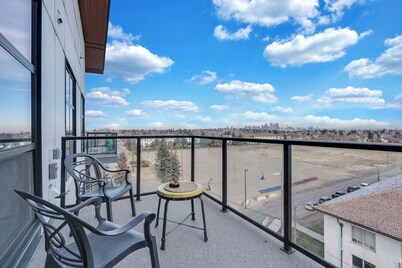 Family Stylish 2BR Condo w/City View, DT, Balcony, F/Parking & In-Suite Laundry!